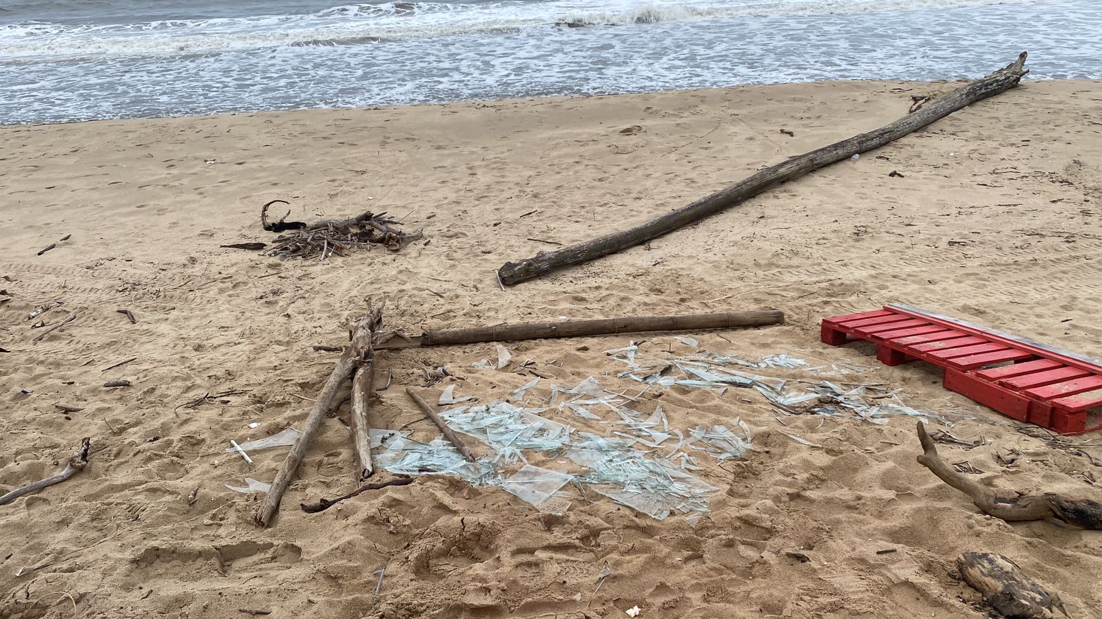 Vandalismo na praia do Tabuleiro