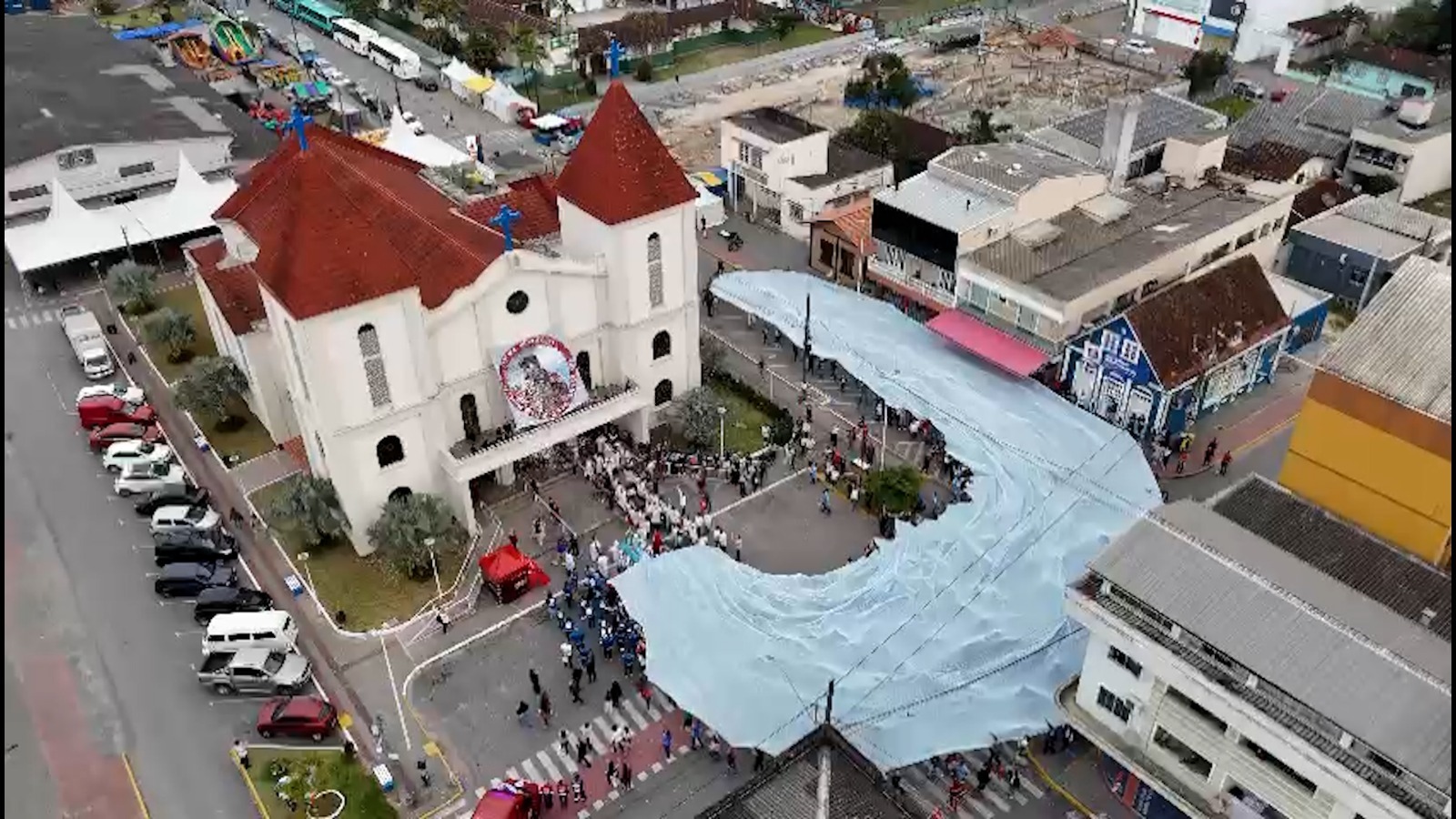 Procissão com manto de mil metros reúne fiéis na programação da Festa do Senhor Bom Jesus em Araquari