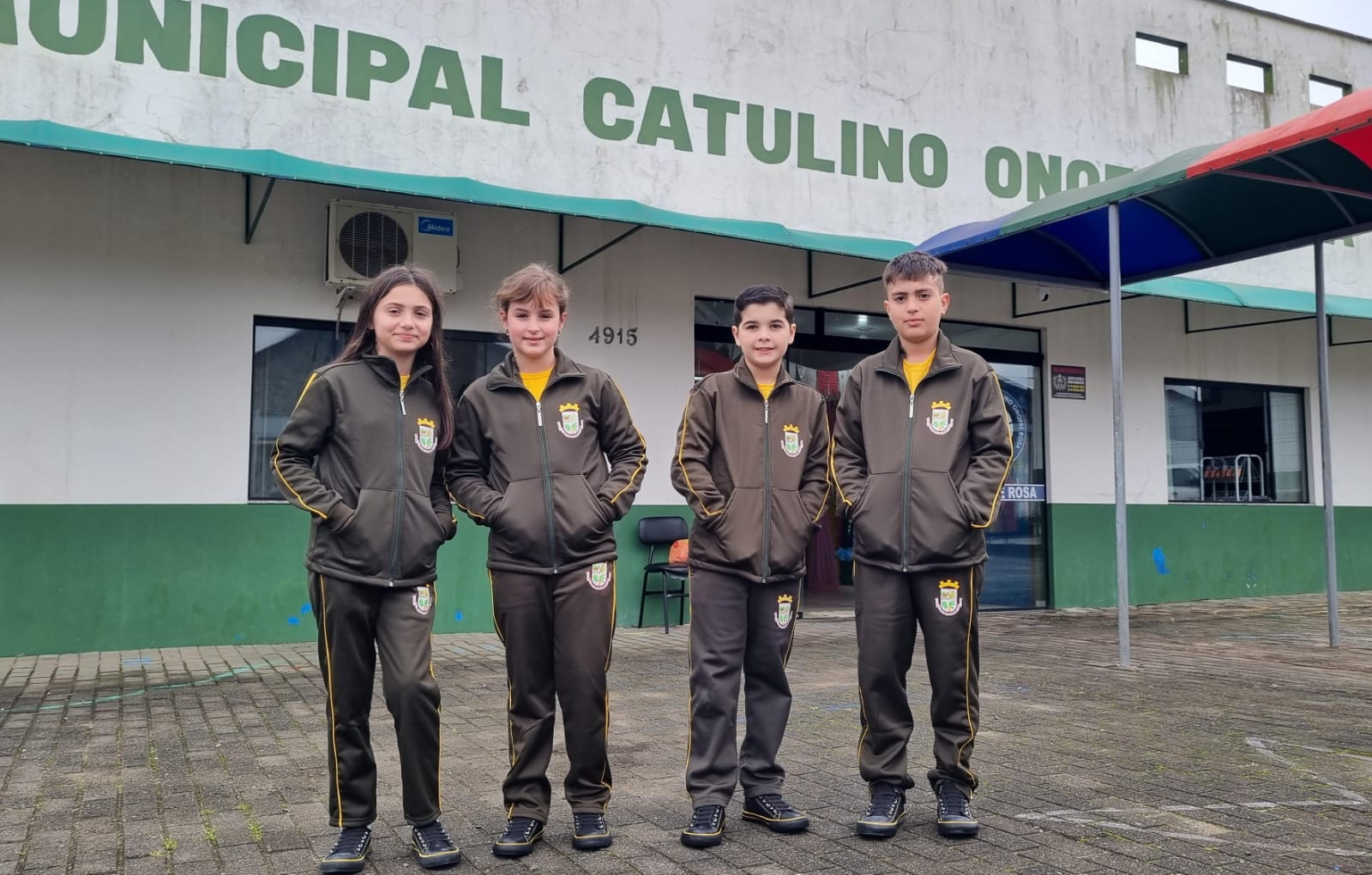 Alunos recebem uniformes de inverno em São João do Itaperiú