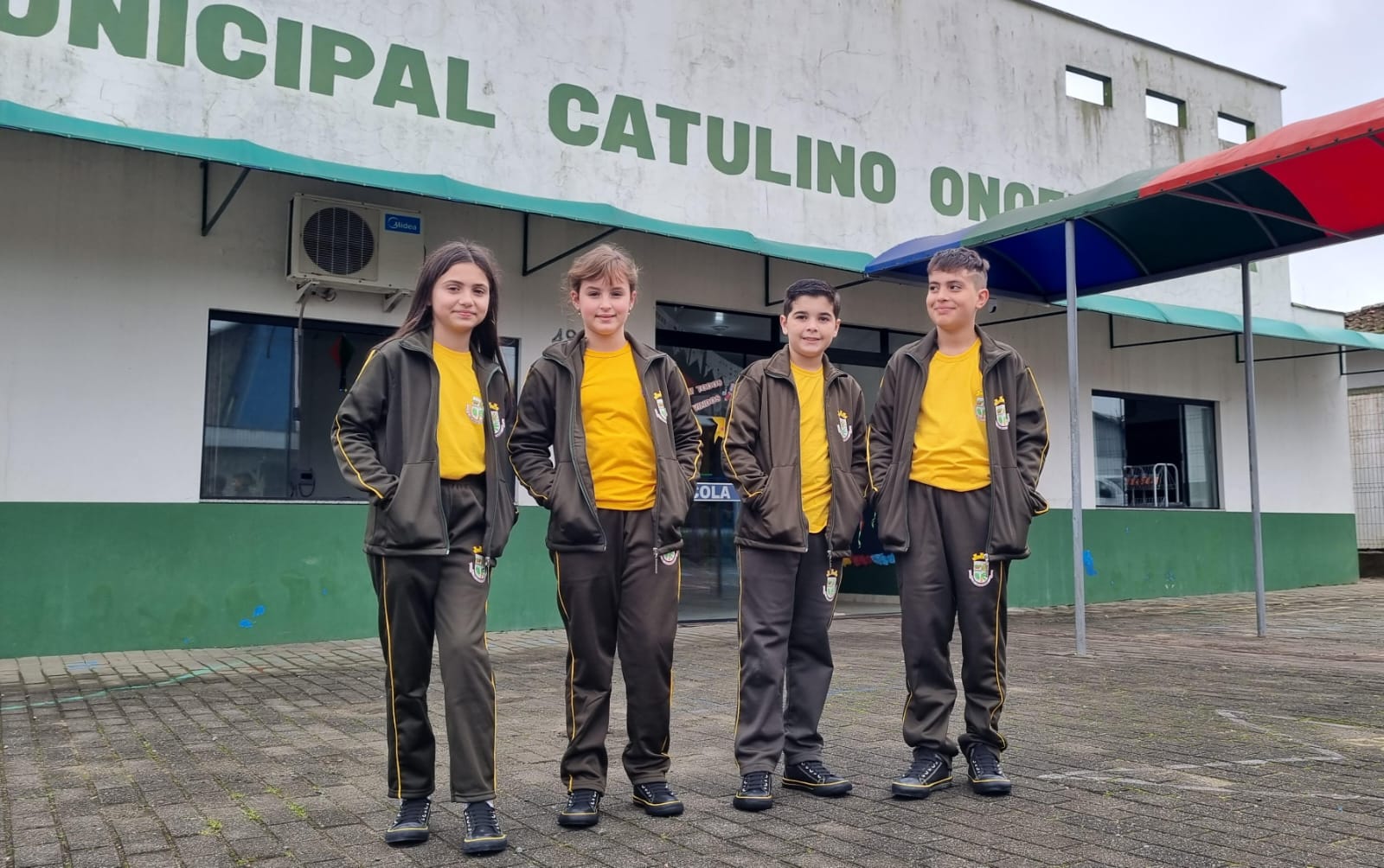 Alunos recebem uniformes de inverno em São João do Itaperiú