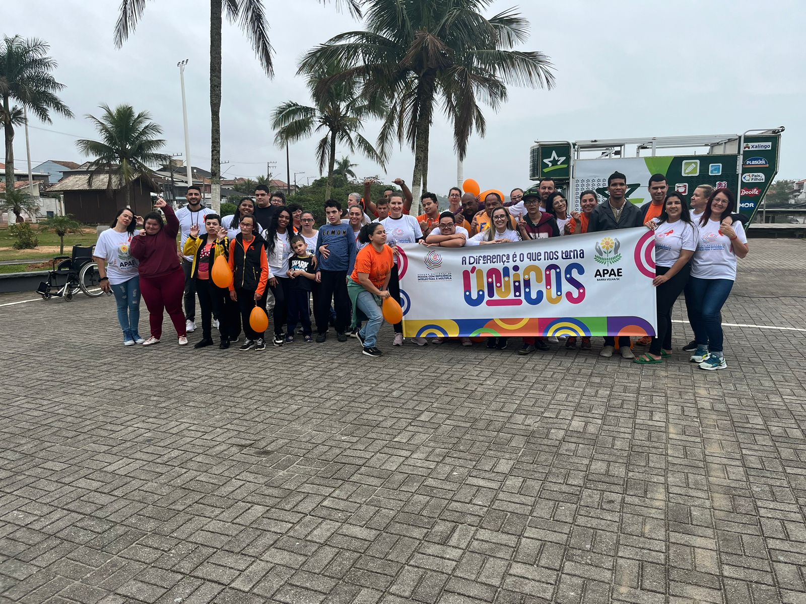 ALUNOS E PROFESSORES DA APAE DE BARRA VELHA CURTINDO NA PRAÇA CENTRAL LAURO LOYOLA