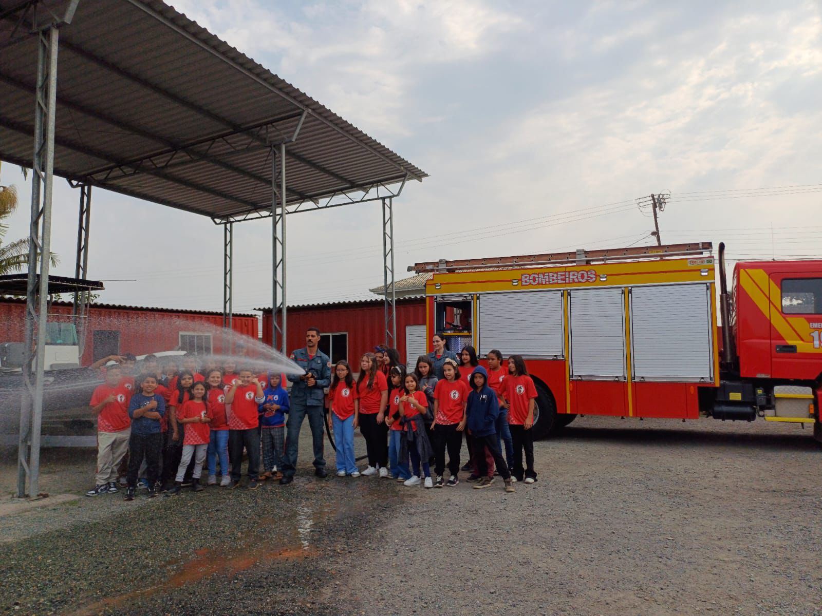 Assistência Social de Barra Velha Realiza Visita ao Corpo de Bombeiros Militar com Crianças do Projeto BOMBERINHO SOCIAL