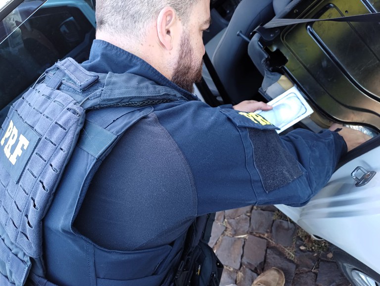 PRF localiza celulares escondidos em compartimentos secretos de carro em Pinhalzinho