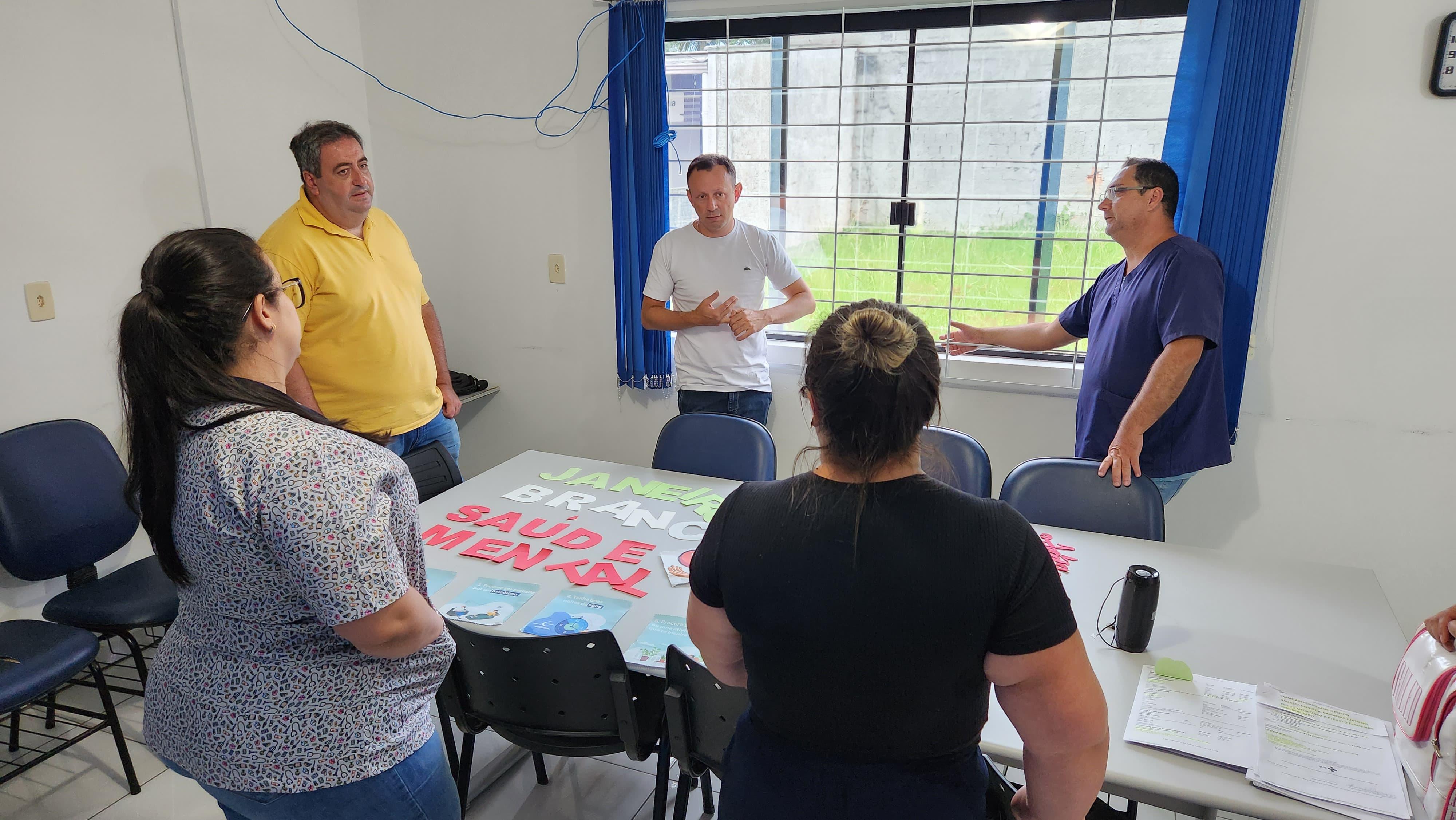 O prefeito Daniel Pontes da Cunha, acompanhado pelo vice-prefeito professor Juliano Bernardes, visitou algumas unidades básicas de saúde