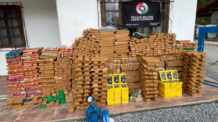 Casa isolada em meio a mata guardava quase uma tonelada de drogas em Ilhota