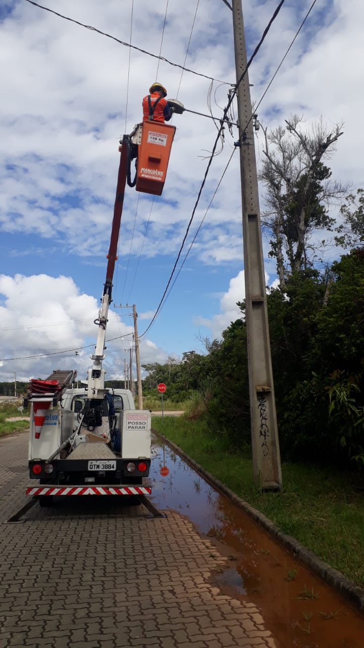 A Prefeitura de Barra Velha segue trabalhando em uma força tarefa para atender as solicitações de troca de lâmpadas da iluminação pública.