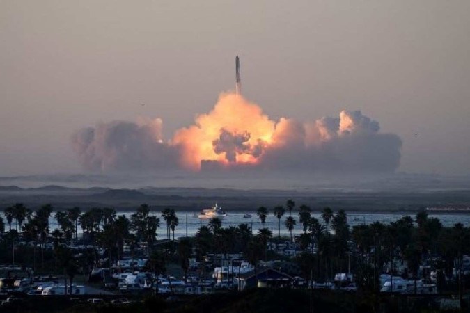 SpaceX lança avião espacial militar para missão de pesquisa