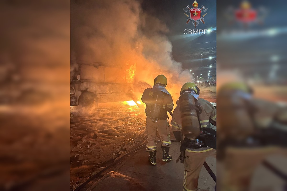 Grupo para ônibus, retira passageiros e ateia fogo no Sol Nascente