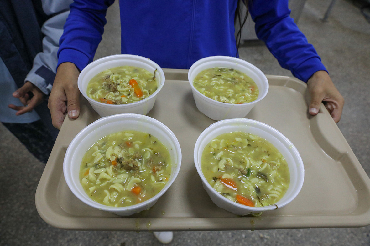 Restaurantes comunitários servem sopas e caldos para esquentar população em noites frias