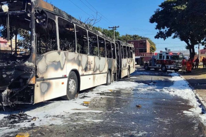 Ônibus com 30 passageiros pega fogo em Ceilândia e fica destruído