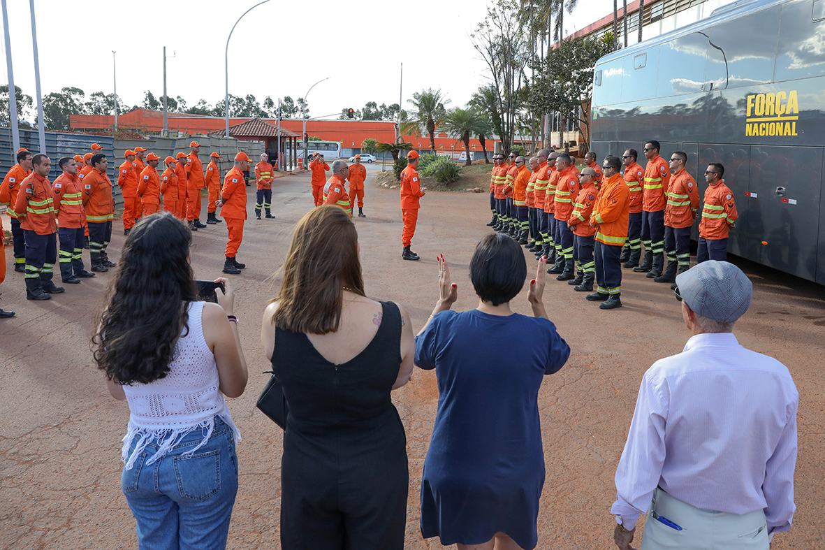 Bombeiros que combateram incêndios no Amazonas retornam a Brasília