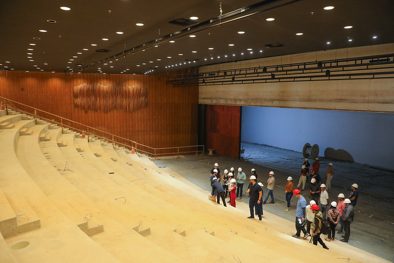 Novas cadeiras da Sala Martins Pena do Teatro Nacional seguem padrão clássico e preservam estética original