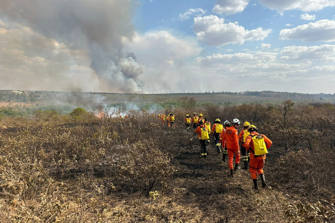 Bombeiros militares do DF têm férias e afastamentos suspensos para combater incêndios