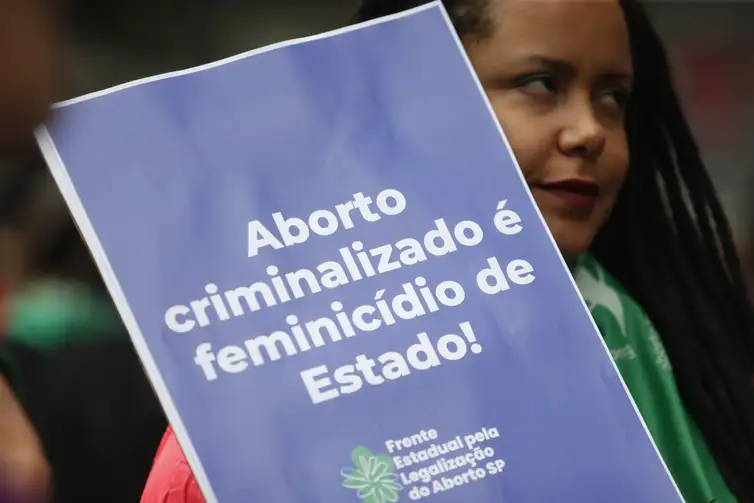 Mulheres fazem ato no Masp no Dia de Luta pela Legalização do Aborto