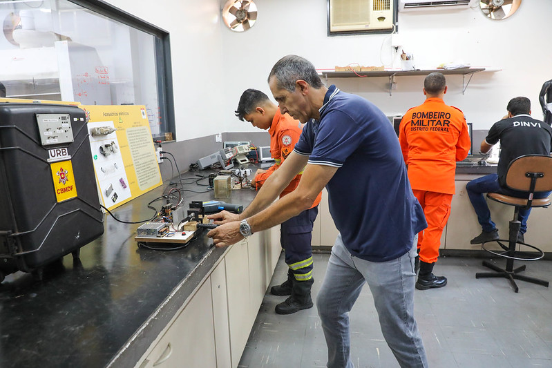 Com laboratórios de ponta e bombeiros capacitados, DF é referência na investigação de incêndios