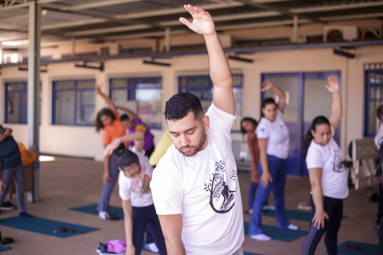 Oferecida na rede pública, prática de yoga contribui para saúde e bem-estar