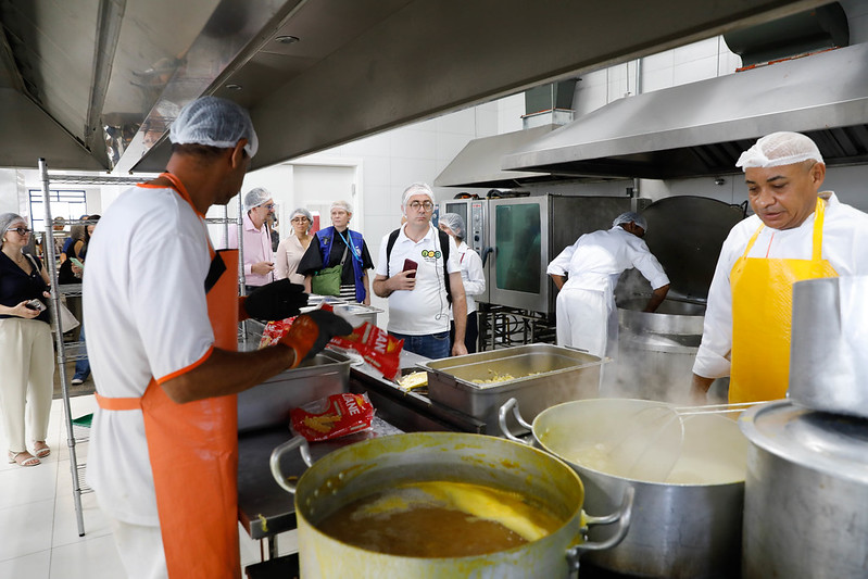 Delegação da Armênia conhece programa de restaurantes comunitários do DF