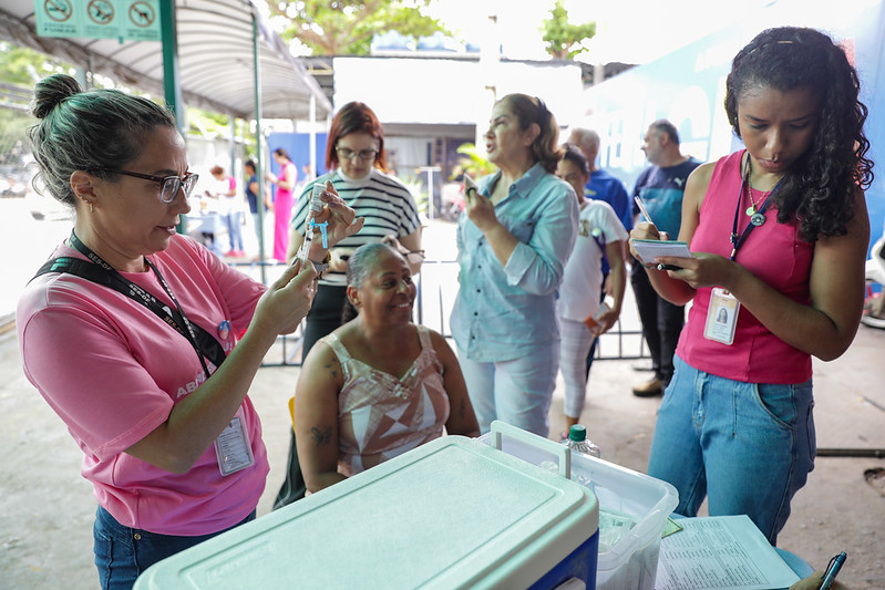 Em meio ao Outubro Rosa, ação leva serviços de saúde à Feira do Guará