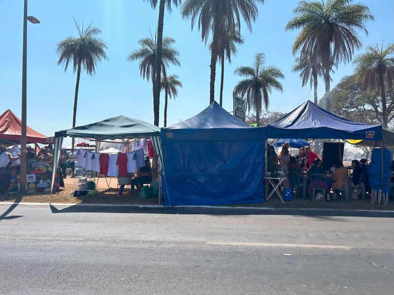 Show Ensaios da Anitta 2025 e jogo Athletic-MG x Cruzeiro-MG abrem vagas para ambulantes no DF