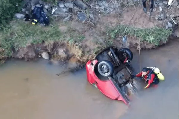 Família desaparecida é encontrada em carro submerso em rio