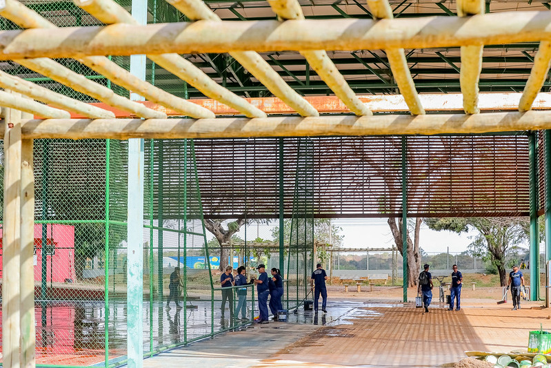 Programa Adote uma Praça recupera quadras de esporte