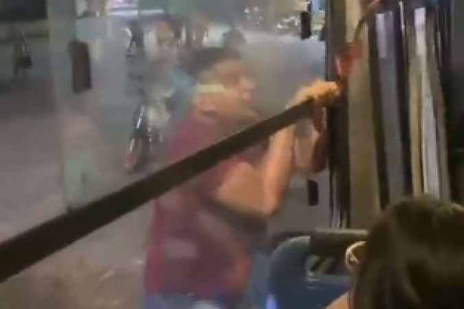 Vídeo: 'corno-aranha' viraliza ao escalar ônibus após suposta traição