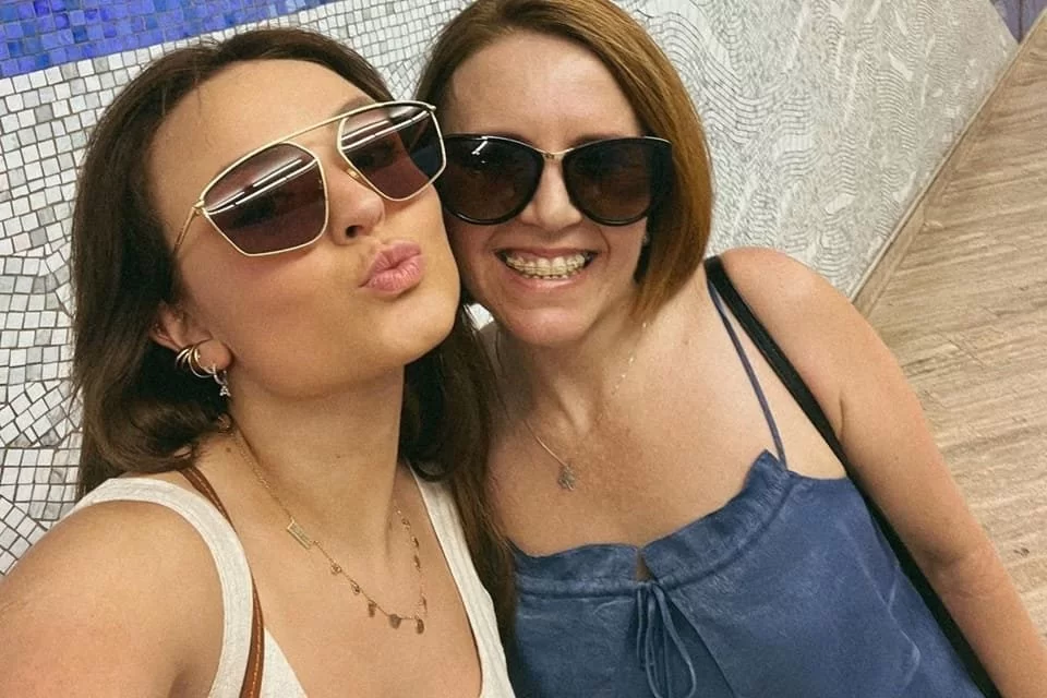 Exclusivo: mãe de Larissa Manoela quebrou dente da atriz.