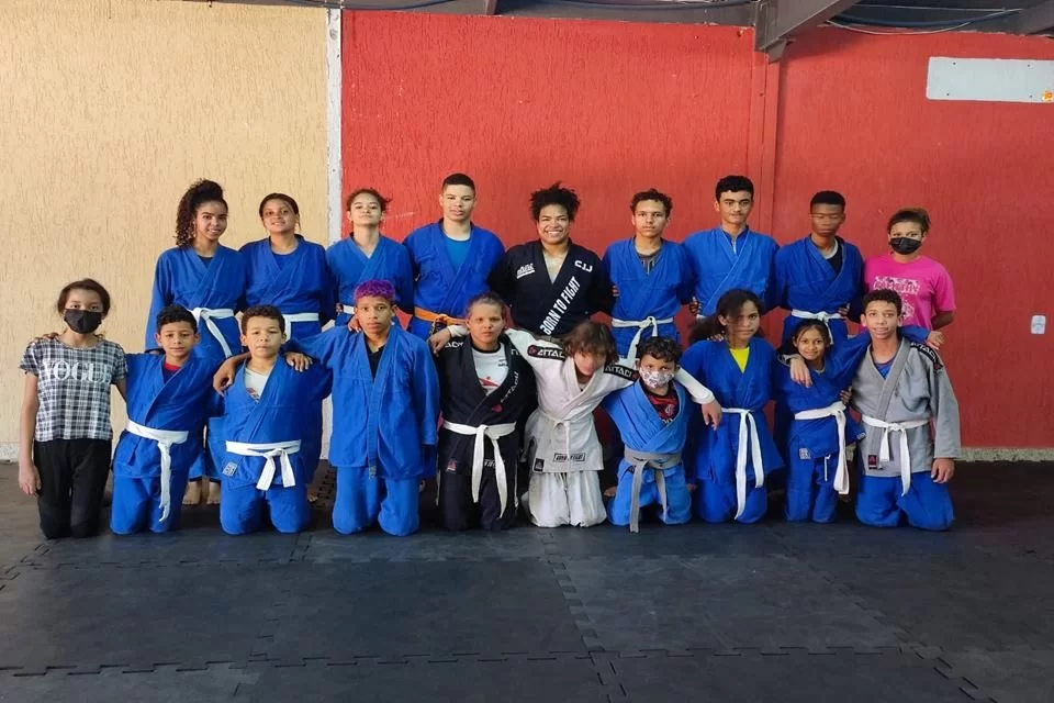 Jiu-jítsu: pentacampeã dá aula a 60 crianças carentes no Sol Nascente