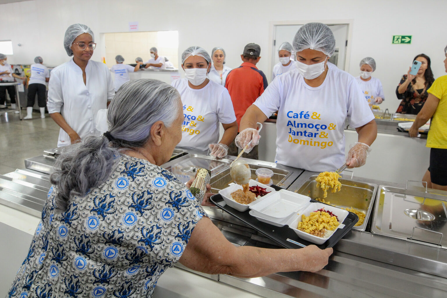 Restaurantes comunitários orientam sobre benefícios de frutos do Cerrado