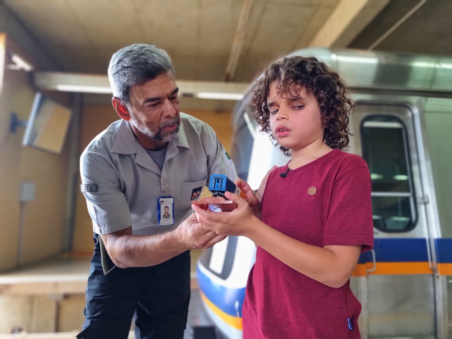 Menino cego e autista transforma os sons do metrô em notas musicais