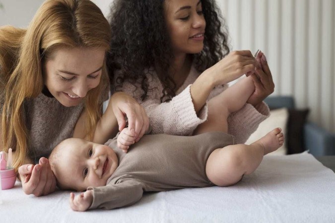 Nasce primeiro bebê gestado por duas mulheres; entenda