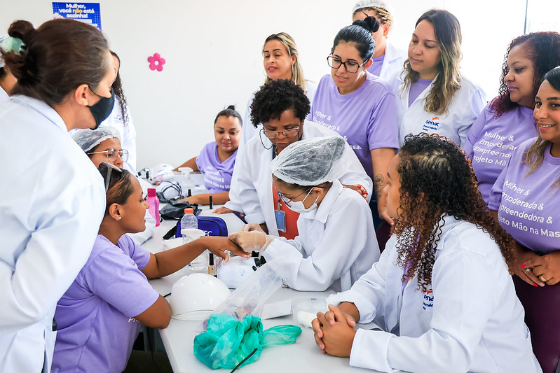 Programa capacita mulheres para promover a independência econômica