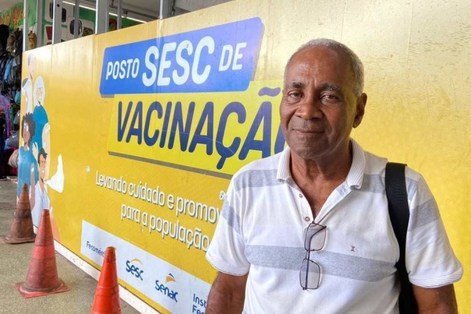 Idosos buscam postos de vacinação para reforço contra a covid-19