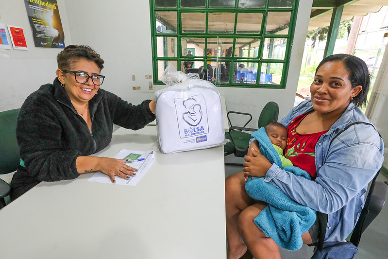 Programa Bolsa Maternidade entrega mais de 6 mil enxovais para mães do DF