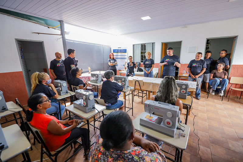 Moradoras do Sol Nascente buscam renda extra com curso de corte e costura