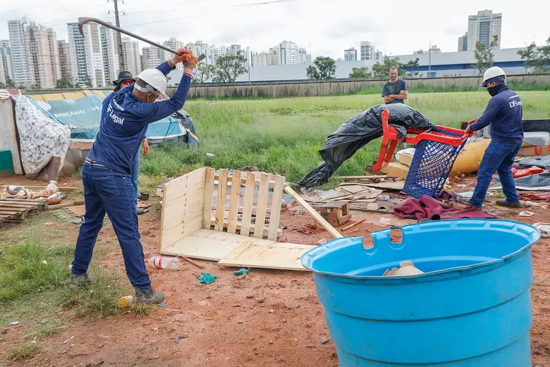 Operação desobstrui área pública ocupada irregularmente em Taguatinga