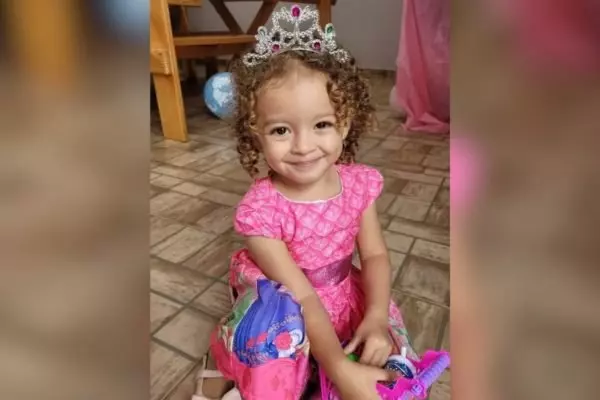 Menina de 3 anos morre após beber soda cáustica no interior