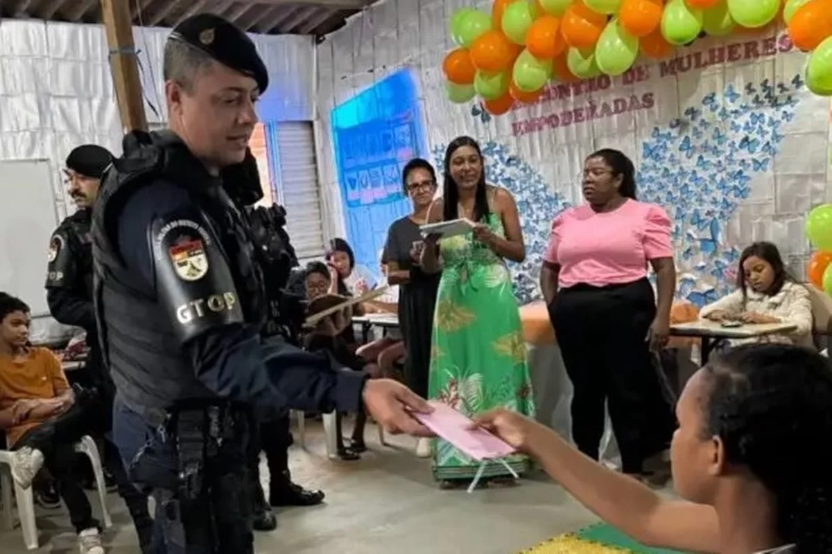 PMs do DF doam chocolates para crianças carentes às vésperas da Páscoa