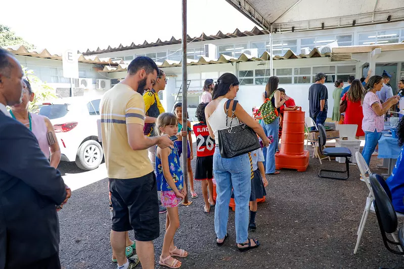 Crianças e adolescentes de 6 e 16 anos começam a ser vacinados contra a dengue