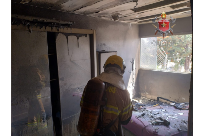 Apartamento pega fogo em Taguatinga e bombeiros resgatam dois cachorros