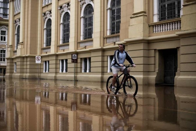 Rio Guaíba bate recorde de inundação, transborda e invade Porto Alegre