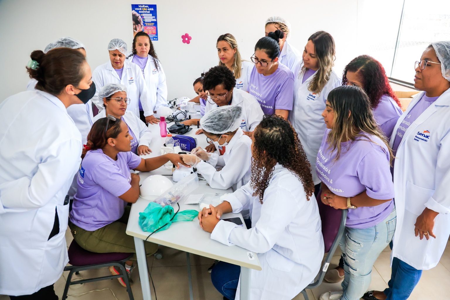 Abertas inscrições para cursos de manicure e pedicure e de penteados e cortes de cabelos afro