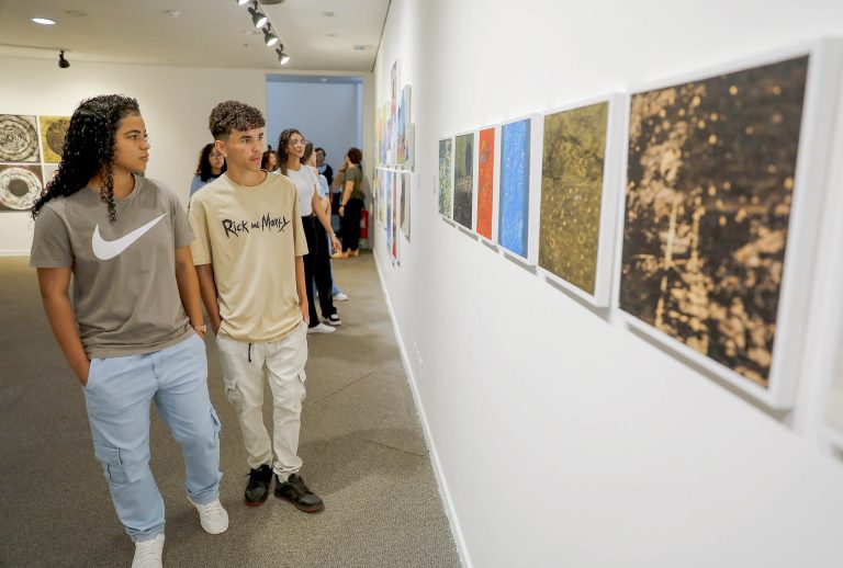 Alunos de Ceilândia vivenciam arte contemporânea em visita ao Museu Nacional