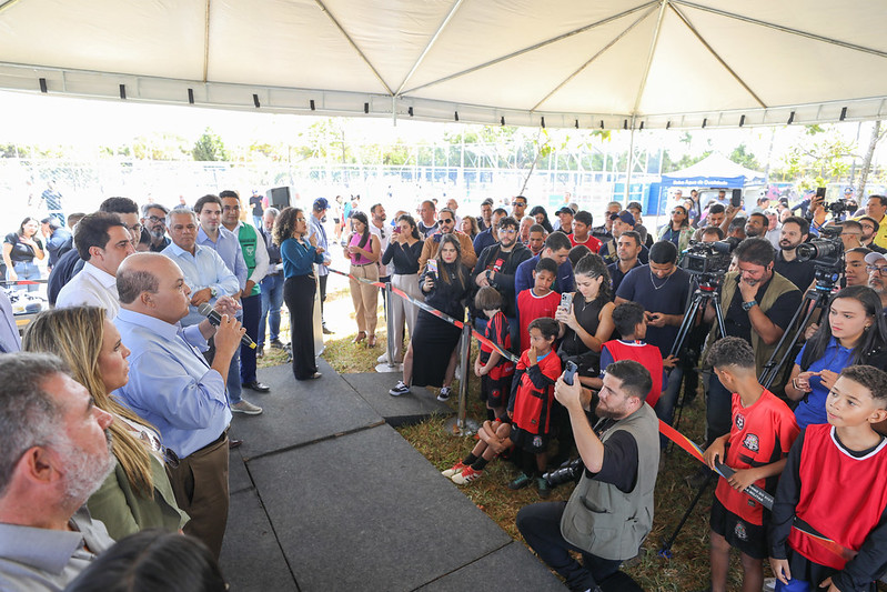 Governador entrega novo campo de grama sintética do Taguaparque