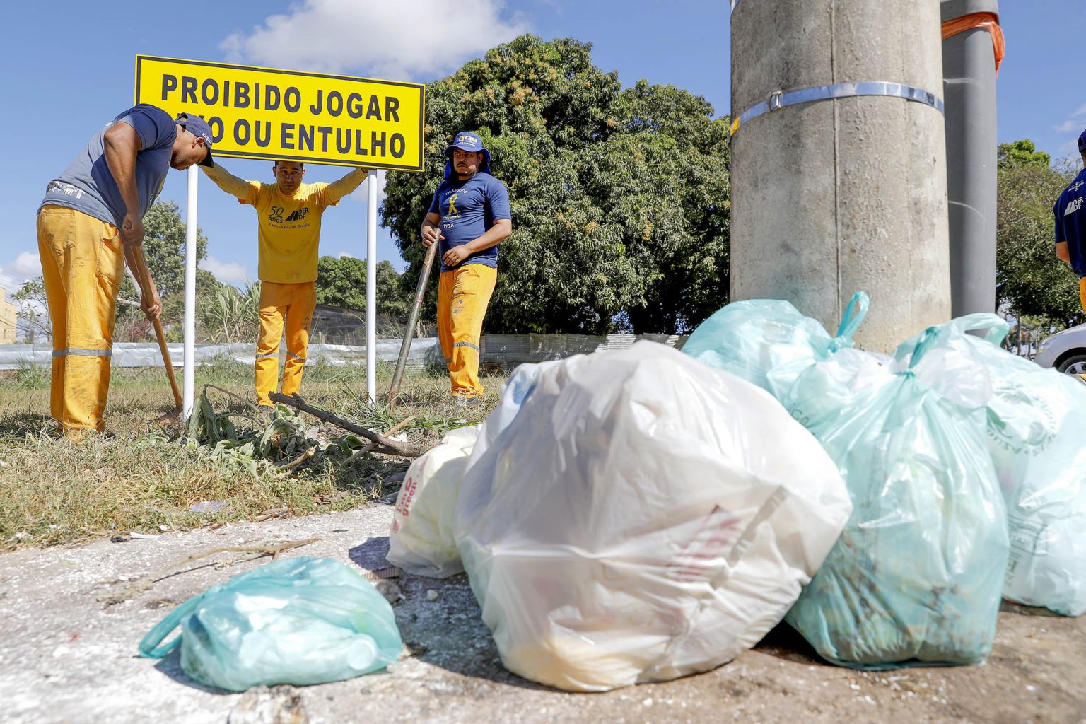 GDF intensifica combate ao descarte irregular de lixo com novas placas de sinalização