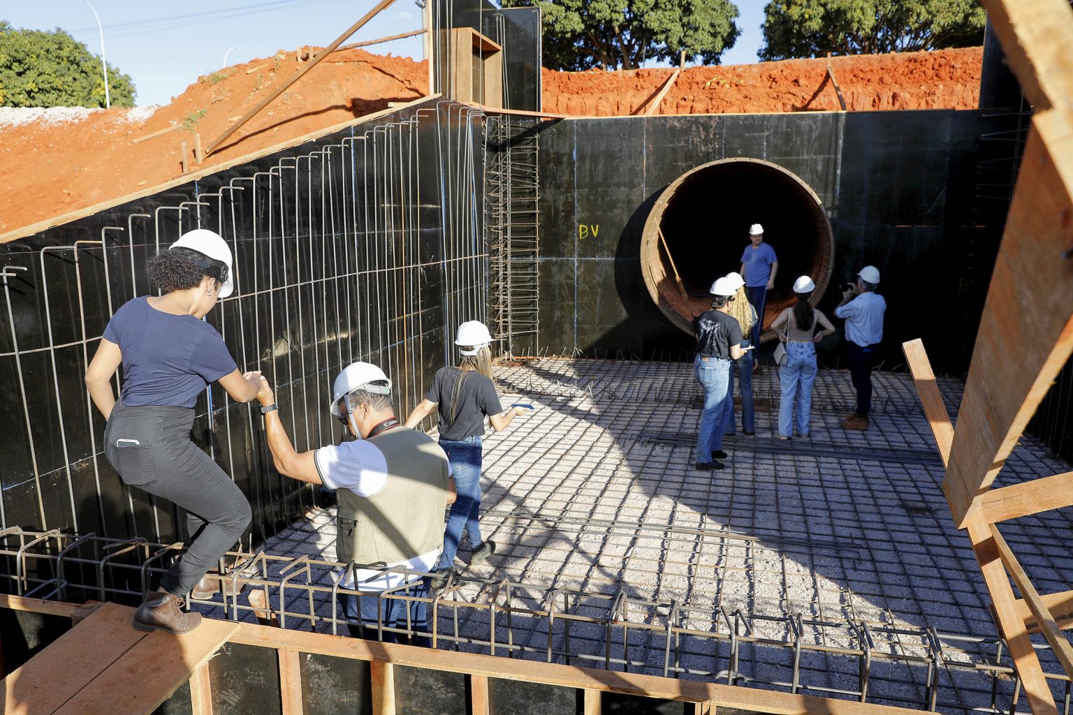 Estudantes de engenharia e arquitetura conhecem as obras da bacia de detenção do Drenar DF