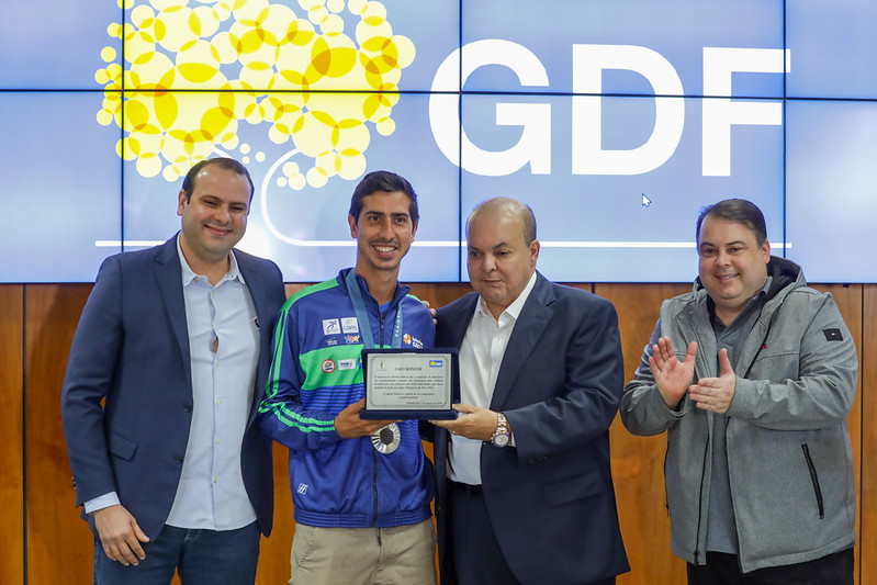 Durante homenagem a Caio Bonfim, GDF anuncia reforma de estádios e ampliação de modalidades no Bolsa Atleta