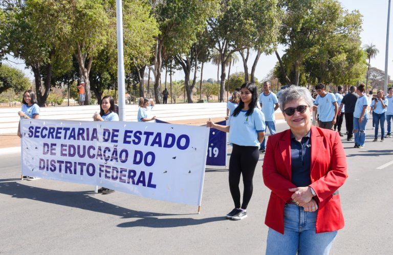 Estudantes participam de ensaio geral para o desfile de 7 de setembro