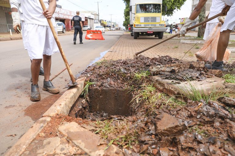 Descarte incorreto de lixo pode levar a alagamentos no período das chuvas