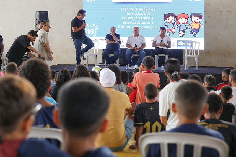 Selecionadas para projeto, crianças do Sol Nascente têm tarde com Zico